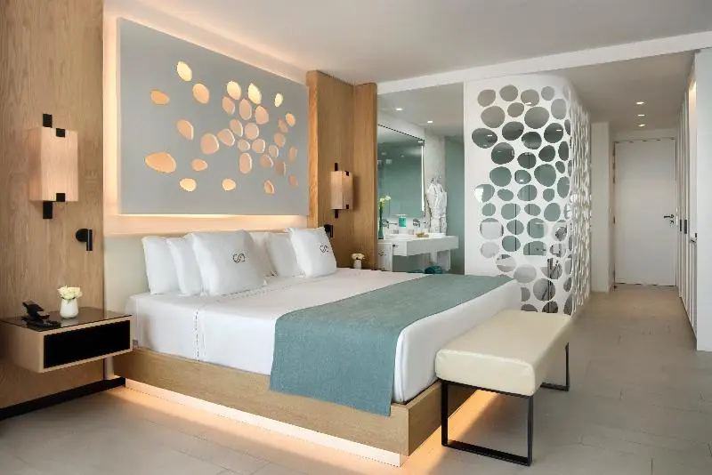 سوییت جونیور با چشمانداز دریا, Royal Hideaway Corales Beach Adults Only