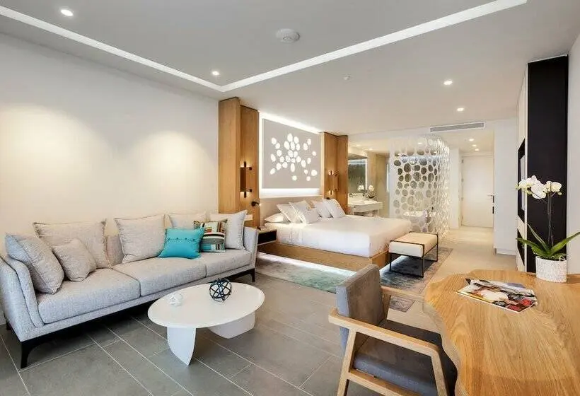 سوییت جونیور با چشمانداز دریا, Royal Hideaway Corales Beach Adults Only