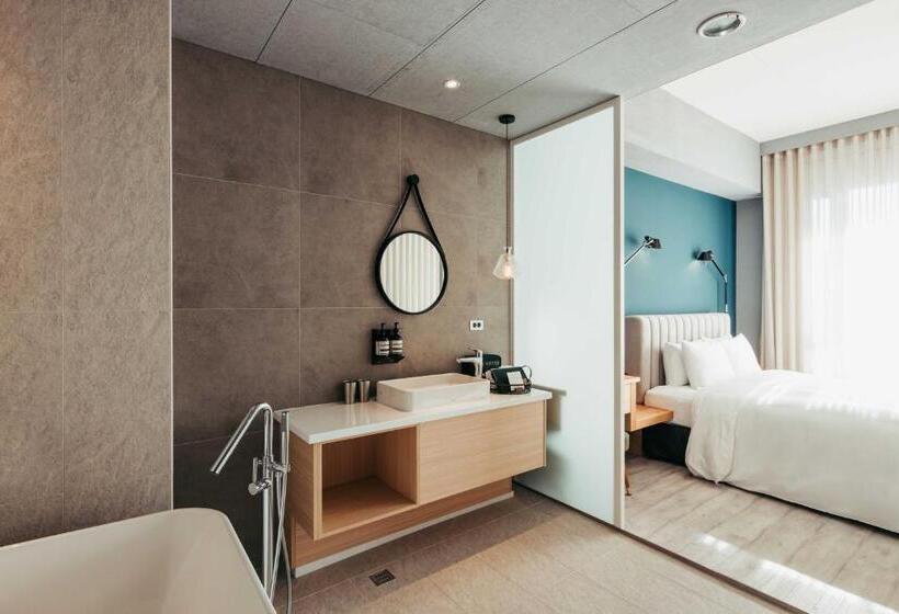 سوییت جونیور, U.i.j Hotel & Hostel