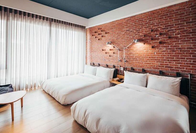 اتاق استاندارد سه نفره, U.i.j Hotel & Hostel
