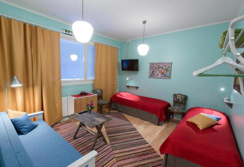 חדר סטנדרט לארבעה, Matkustajakoti Kuutamo Guesthouse