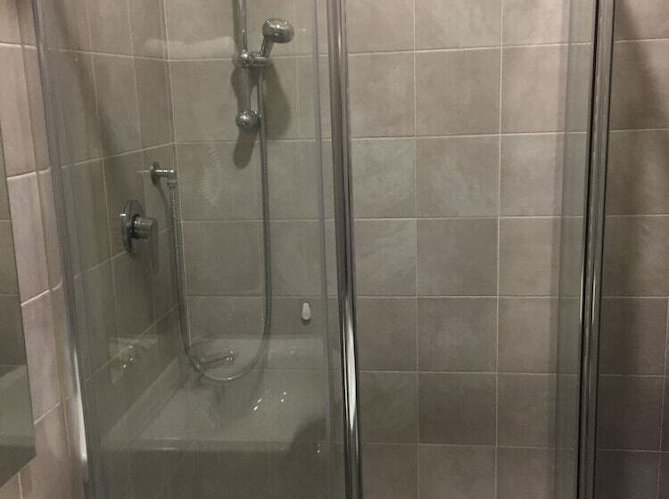 اتاق استاندارد سه نفره, Lucania