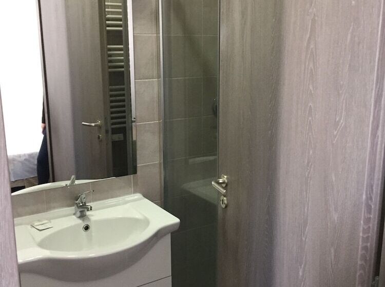 اتاق استاندارد سه نفره, Lucania