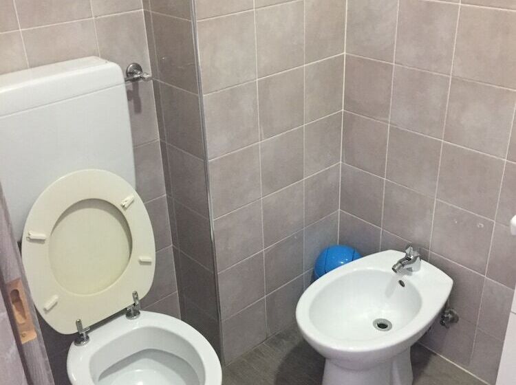 اتاق استاندارد سه نفره, Lucania