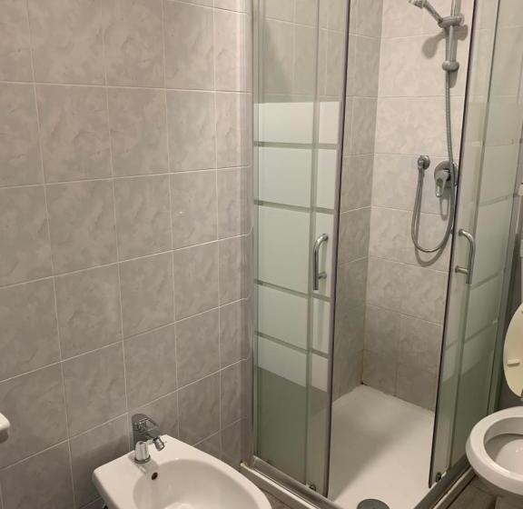 اتاق استاندارد سه نفره, Lucania