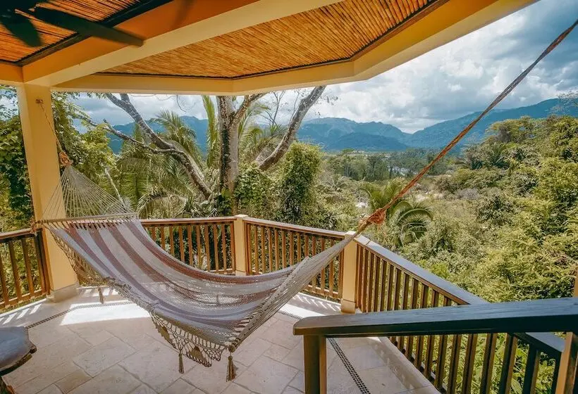 سوییت با چشم‌انداز کوه, Sleeping Giant Rainforest Lodge