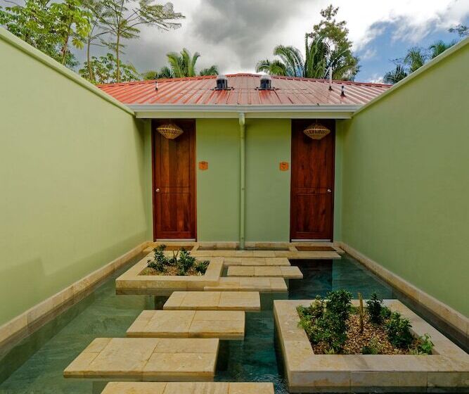 سوئیت با چشم‌انداز رودخانه, Sleeping Giant Rainforest Lodge