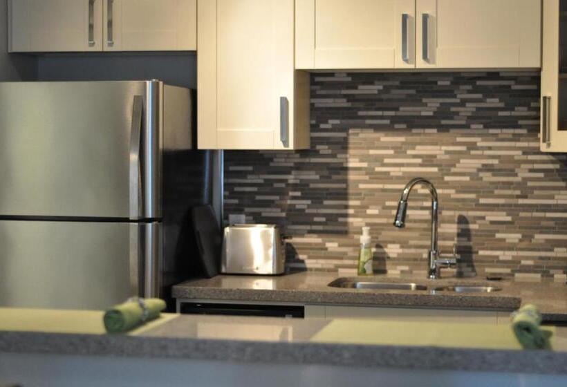 Deluxe Suite, Nature's Door Guest Suite