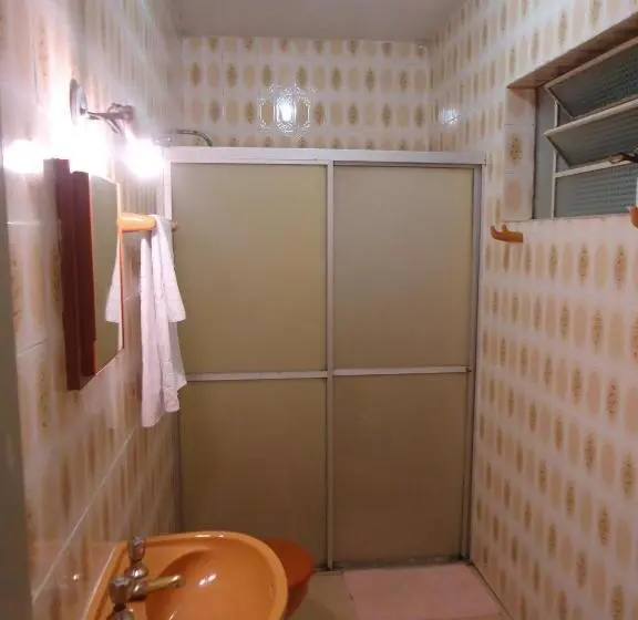 Standard Kolmen Hengen Huone, Scholze