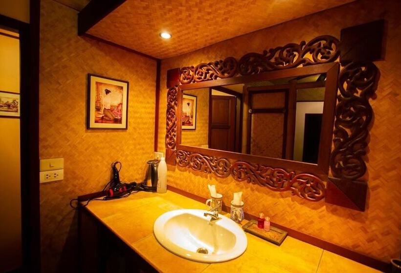 带2个卧室的标准洋房, Old Tree S House