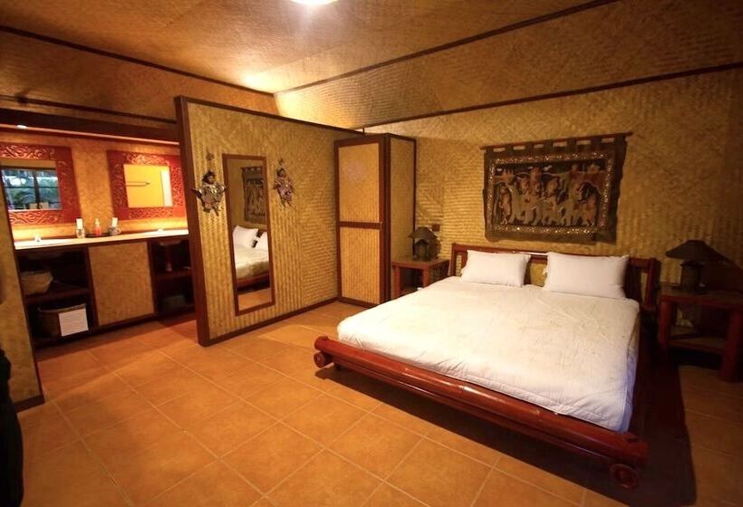 带2个卧室的标准洋房, Old Tree S House