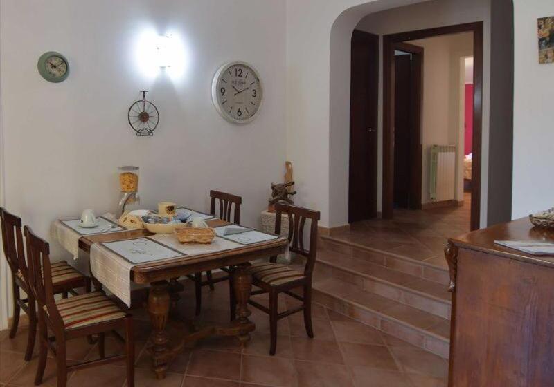 ビラホテル1ベッドルーム, Clock S House