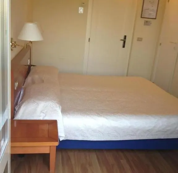 Standard Yhden Hengen Huone, Cristallo