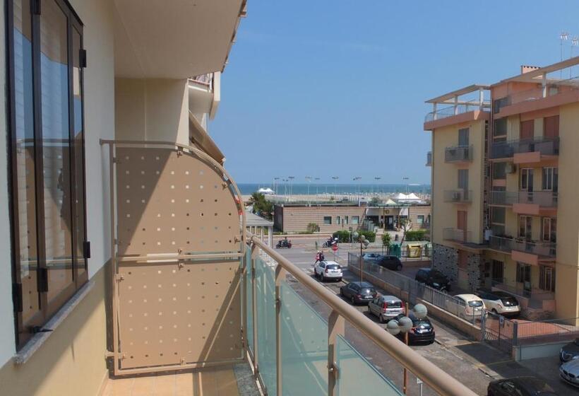 غرفة قياسية مزوَّدة بشُرفة, Nettuno