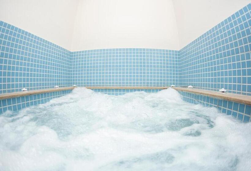 سوییت جونیور با چشم‌انداز استخر, Panacea Suites