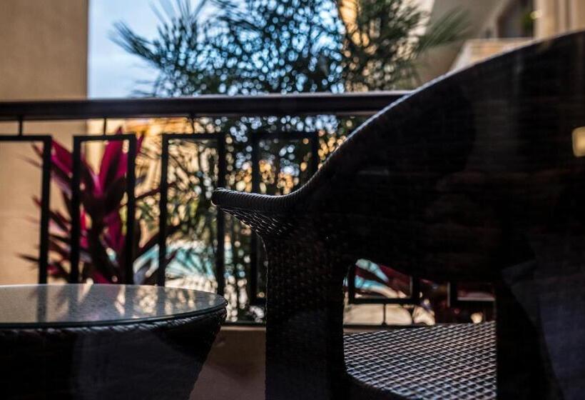 اتاق استاندارد با چشم‌انداز استخر, Panacea Suites