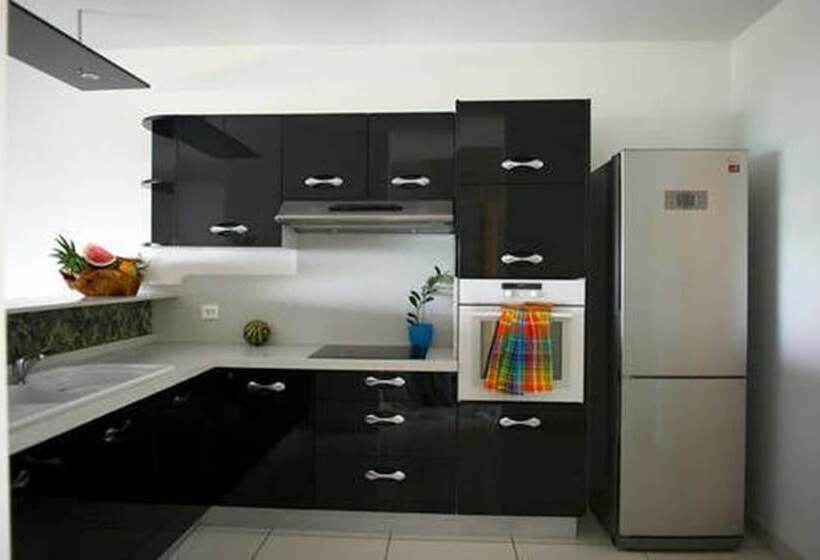 , Makare Lagoon Club