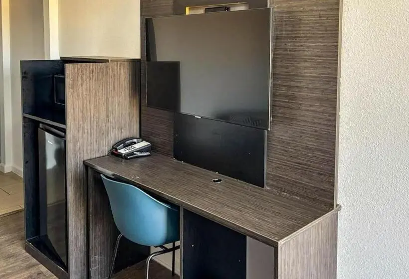 スイート, Motel 6 Selma, Ca