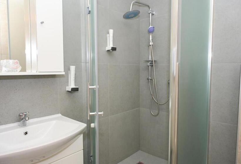 اتاق لوکس با چشمانداز دریاچه, Motel Plaza