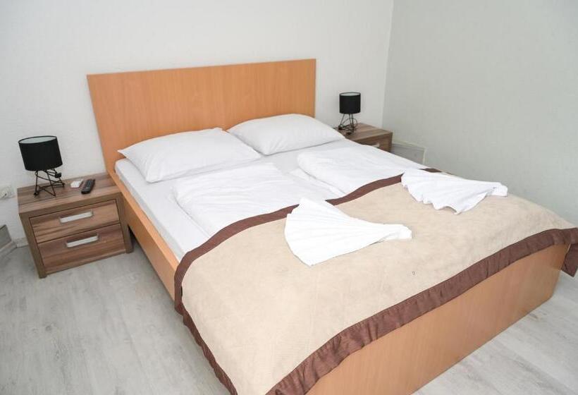 اتاق خانوادگی, Motel Plaza