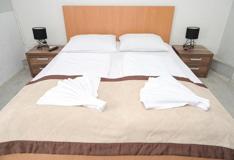 اتاق خانوادگی, Motel Plaza