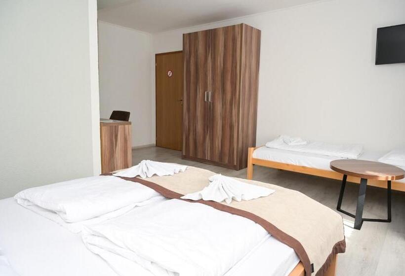 اتاق خانوادگی, Motel Plaza