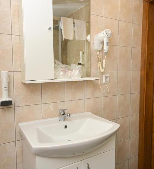 اتاق خانوادگی, Motel Plaza