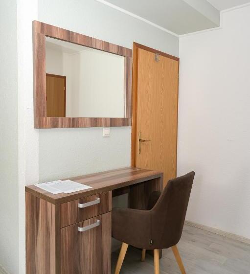 اتاق خانوادگی, Motel Plaza