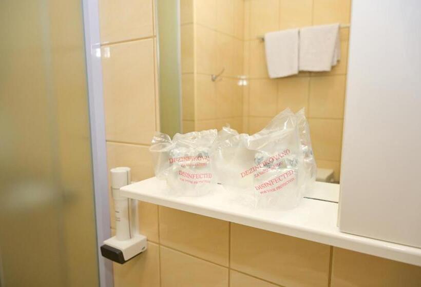 اتاق استاندارد با چشمانداز باغ, Motel Plaza