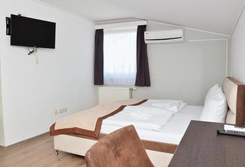 اتاق لوکس با چشمانداز باغ, Motel Plaza