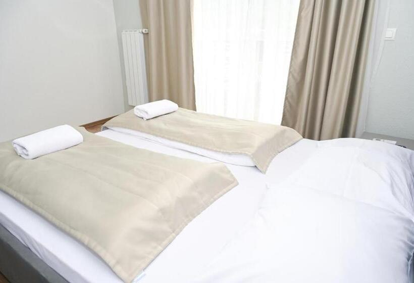 اتاق استاندارد با چشمانداز دریاچه, Motel Plaza