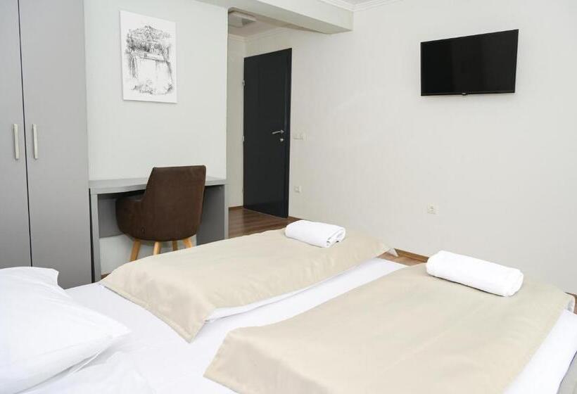 اتاق استاندارد با چشم‌انداز دریاچه, Motel Plaza