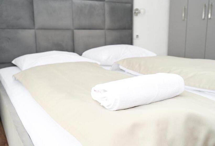 اتاق استاندارد با چشمانداز دریاچه, Motel Plaza