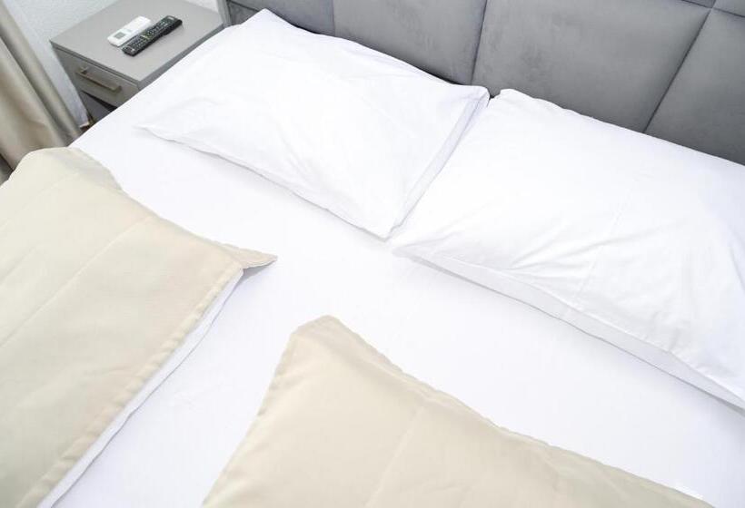 اتاق استاندارد با چشمانداز دریاچه, Motel Plaza