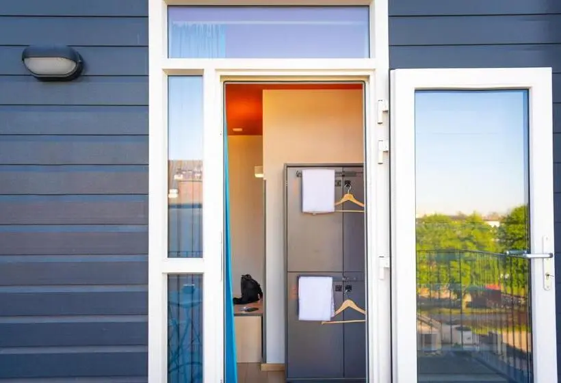 اتاق استاندارد چهار تخته, Sparks Hostel