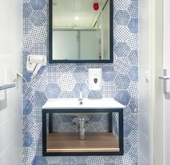 اتاق استاندارد چهار تخته, Sparks Hostel
