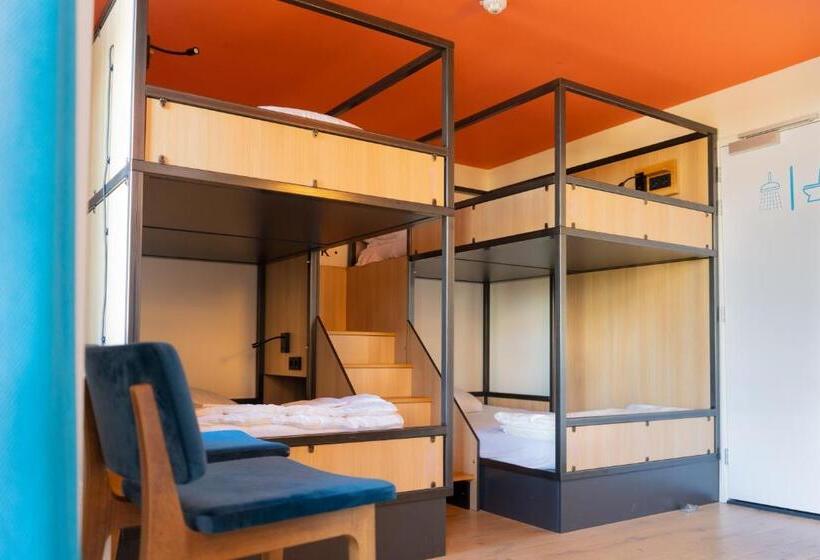 غرفة قياسية رباعية, Sparks Hostel