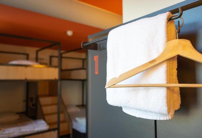 غرفة قياسية رباعية, Sparks Hostel