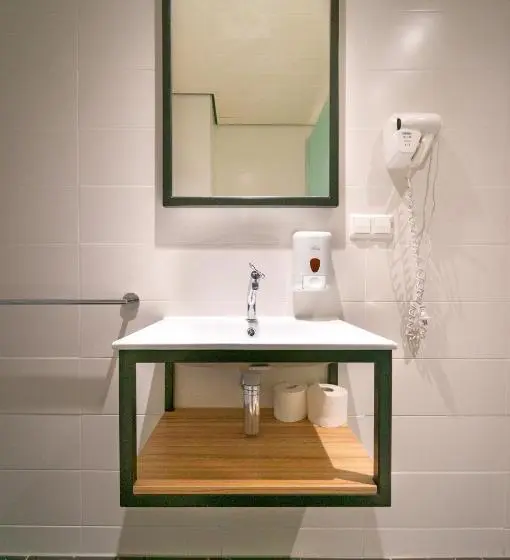 تختخواب در اتاق مشترک, Sparks Hostel