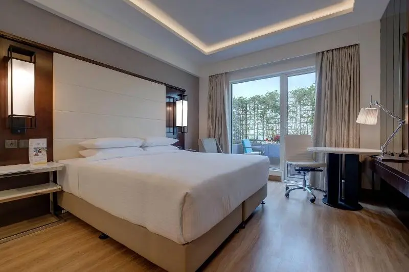 キングサイズベッドのデラックスルーム, Courtyard By Marriott Surat