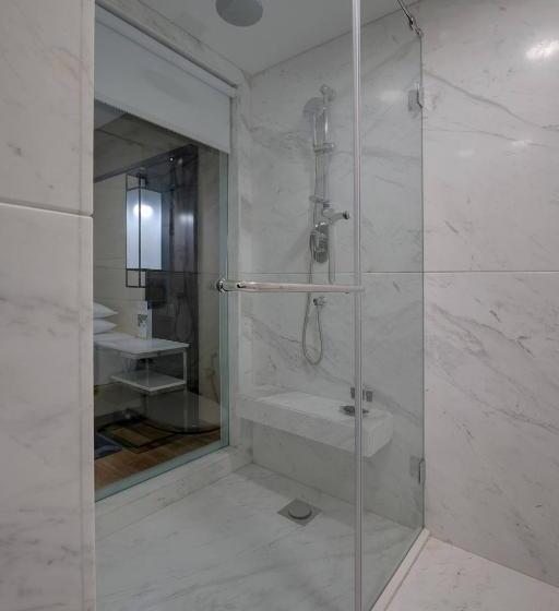 스탠다드 스튜디오, Courtyard By Marriott Surat