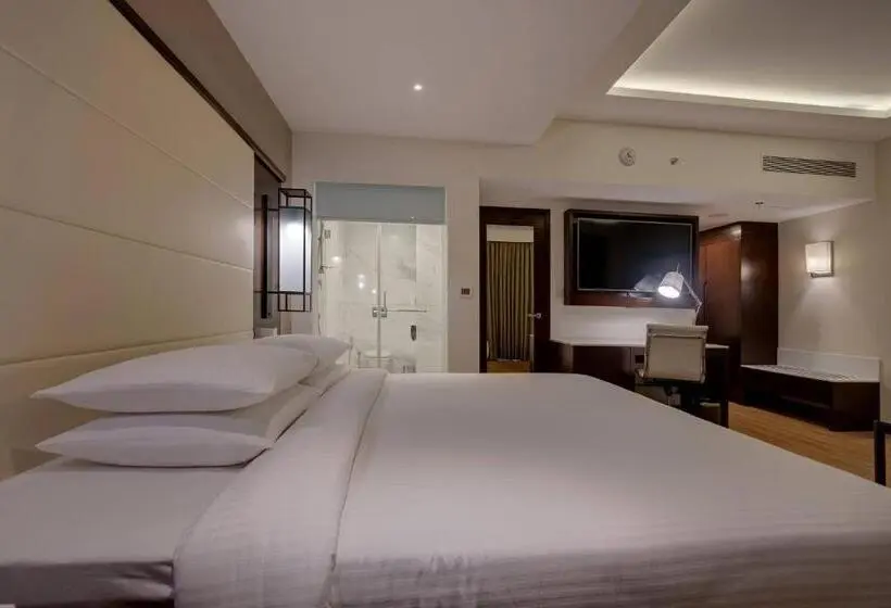キングサイズベッドのデラックスルーム, Courtyard By Marriott Surat