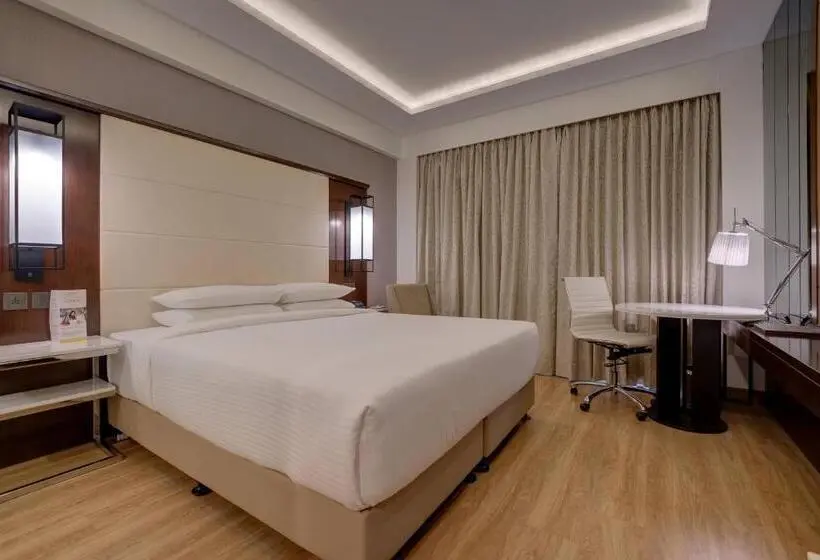 キングサイズベッドのデラックスルーム, Courtyard By Marriott Surat