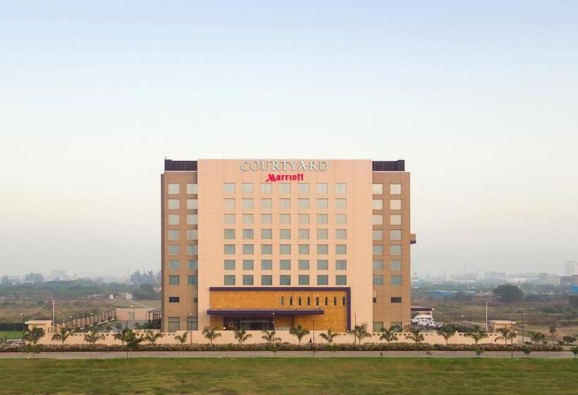 복층 룸 퀸 침대, Courtyard By Marriott Surat
