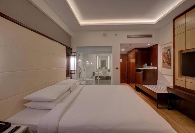 이그제큐티브 룸 킹사이즈 침대, Courtyard By Marriott Surat