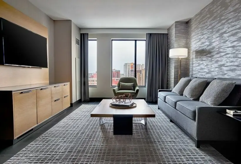 سوییت لوکس, Hilton Des Moines Downtown