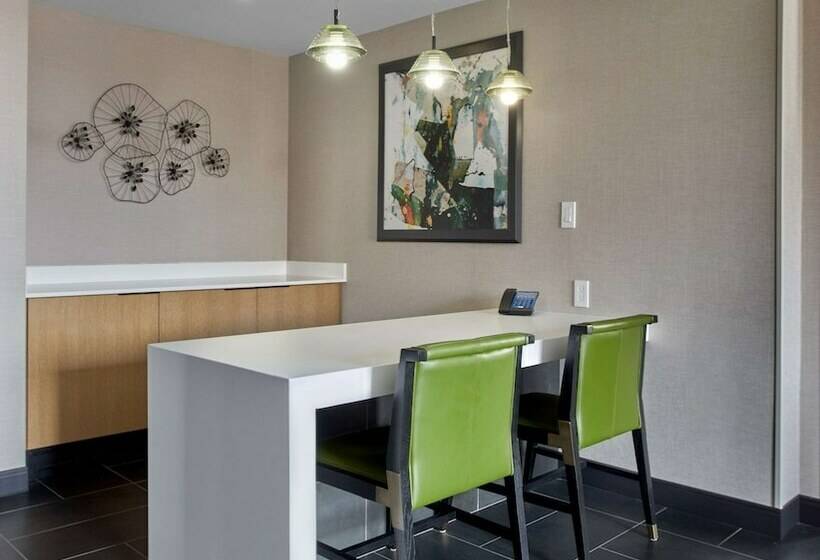 デラックススイート, Hilton Des Moines Downtown