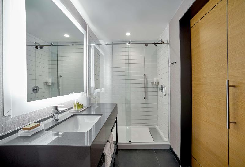 스탠다드 룸 킹사이즈 침대, Hilton Des Moines Downtown