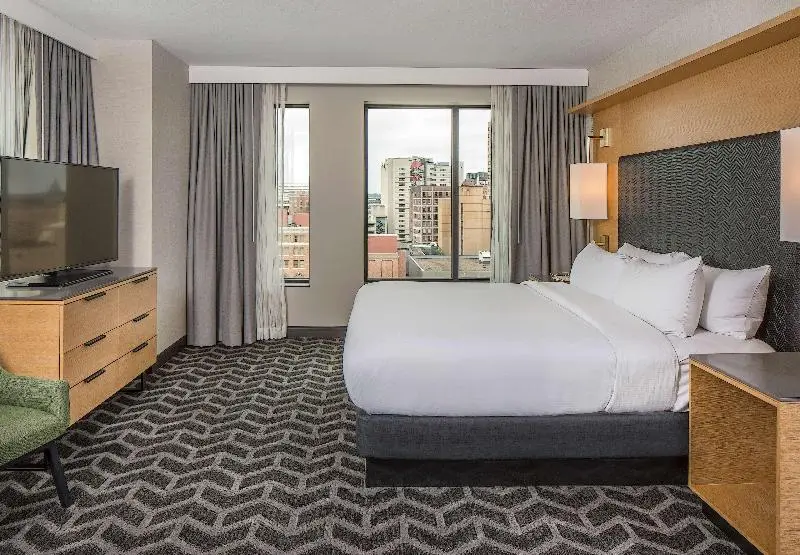سوئیت با چشم‌انداز, Hilton Des Moines Downtown