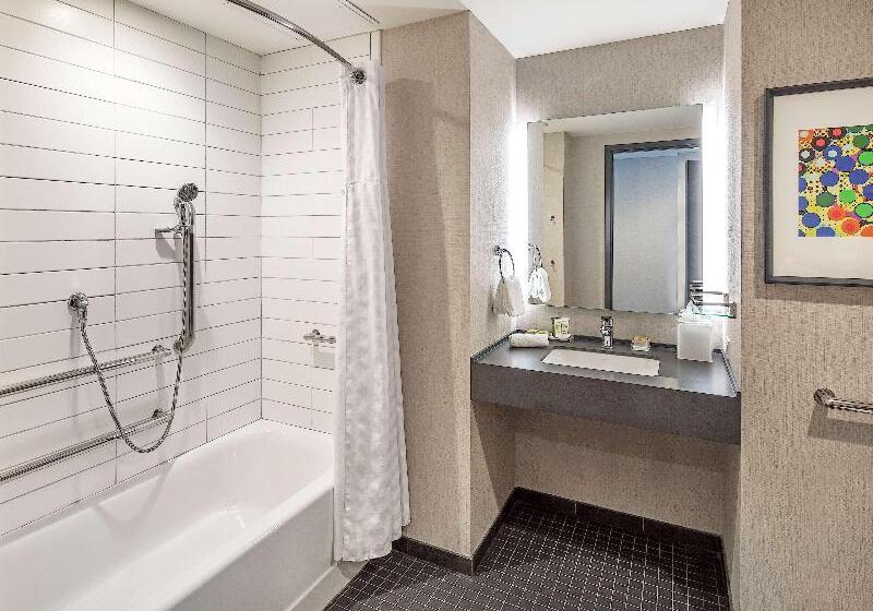 キングサイズベッドのスタンダードルーム, Hilton Des Moines Downtown